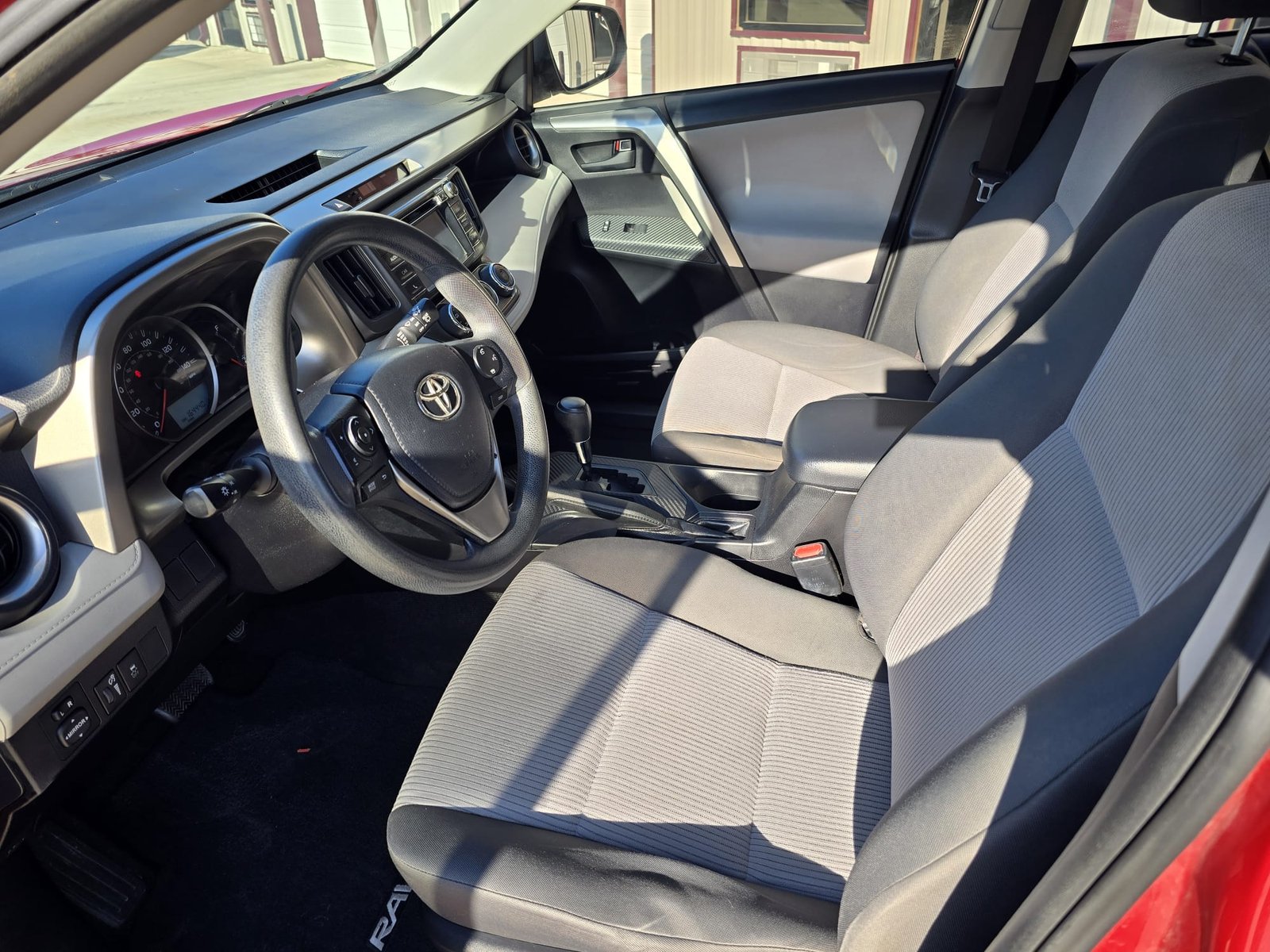 
								2015 Toyota RAV4 full									