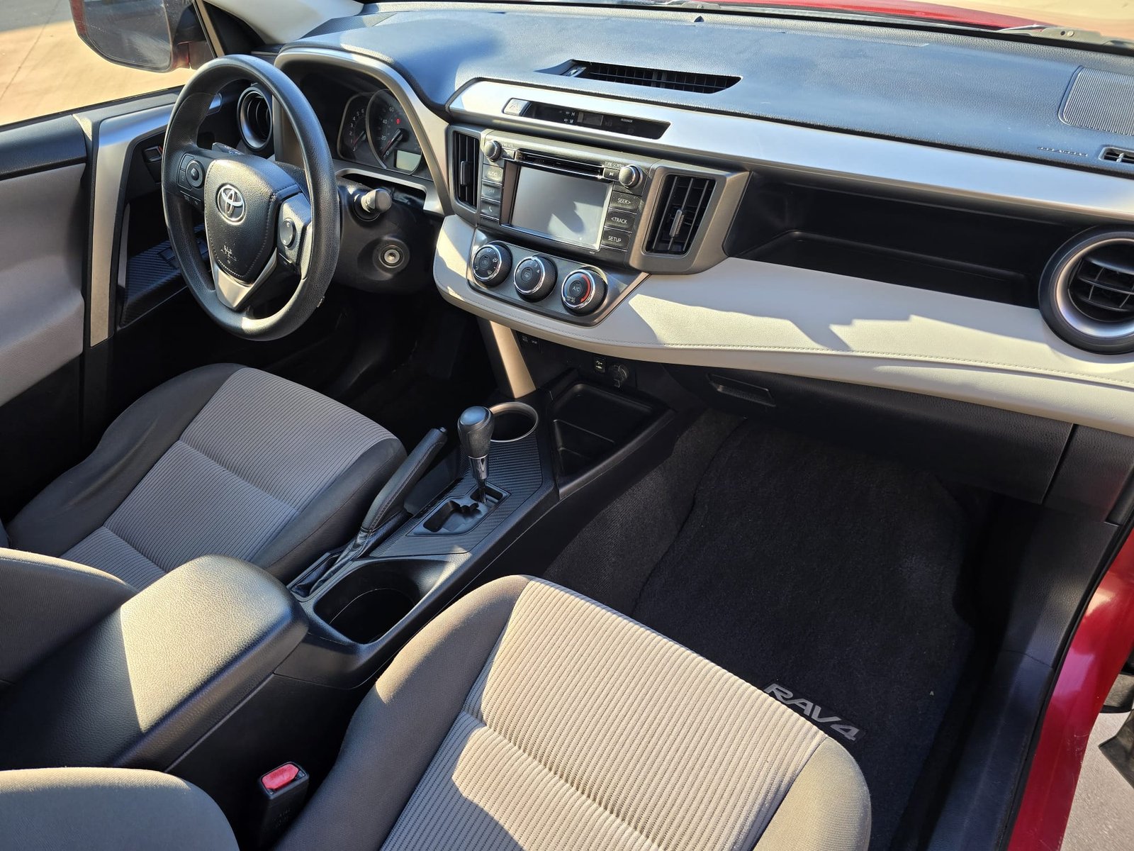 
								2015 Toyota RAV4 full									