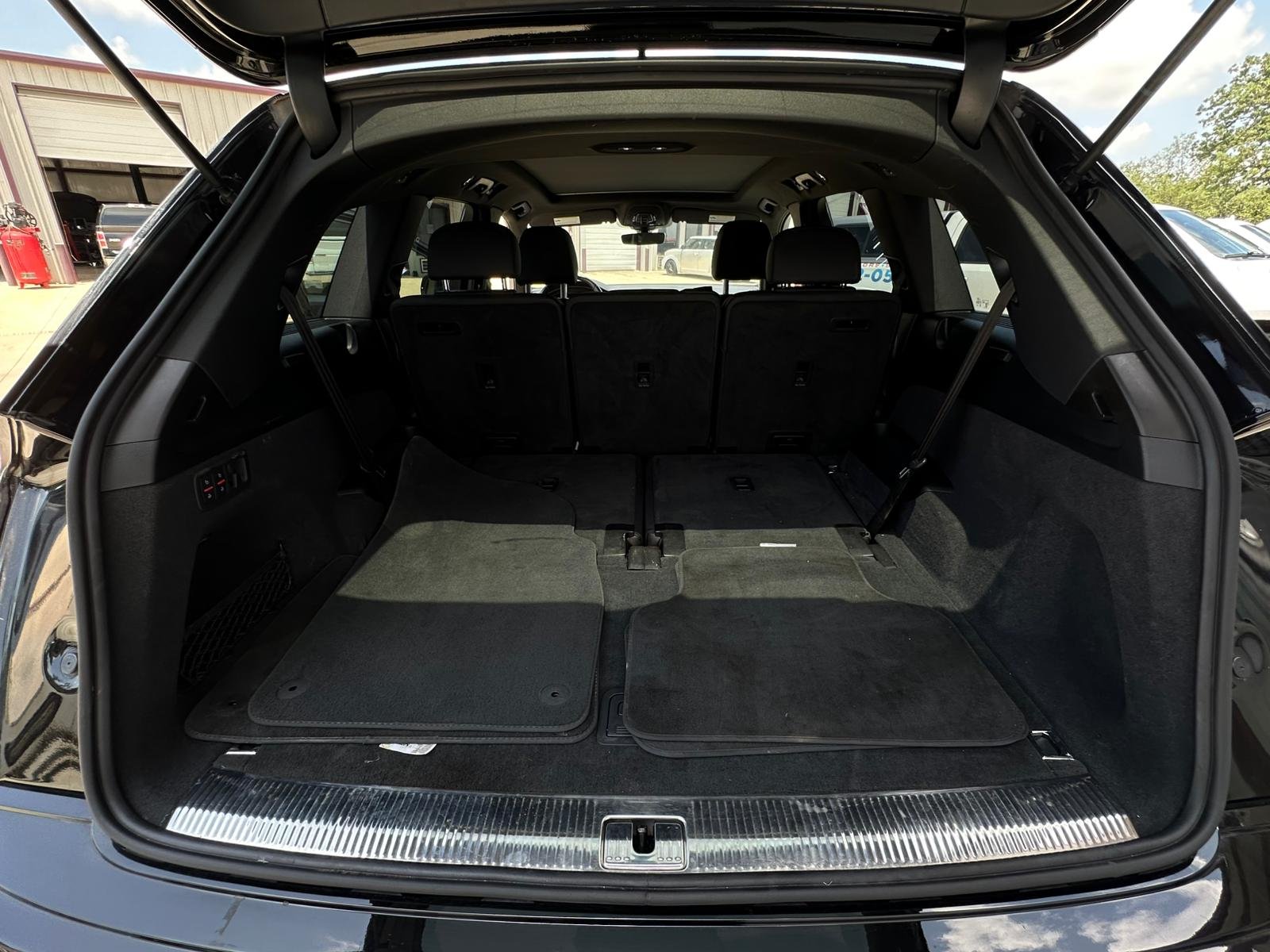 
								2020 Audi Q7 full									